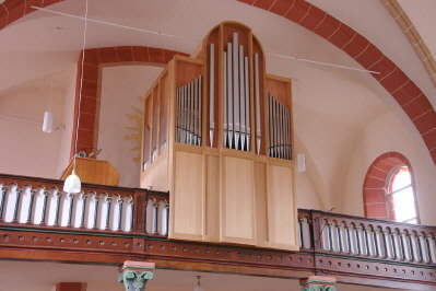 Schrägansicht der Orgel zum Spieltisch hin